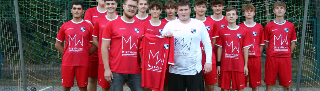 Sponsor Mietwerk überreicht neue Auswärtstrikots für das A-TEAM